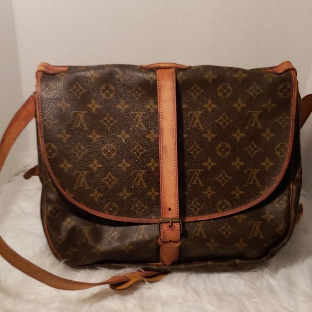 Authentic LV Saumur 30 Crossbody. 8906 V. I.